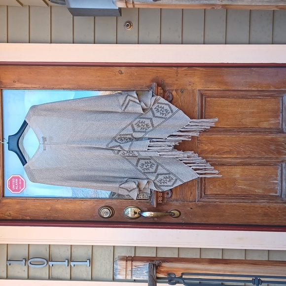 360 Sweater Poncho with fringe - Picture 4 of 5